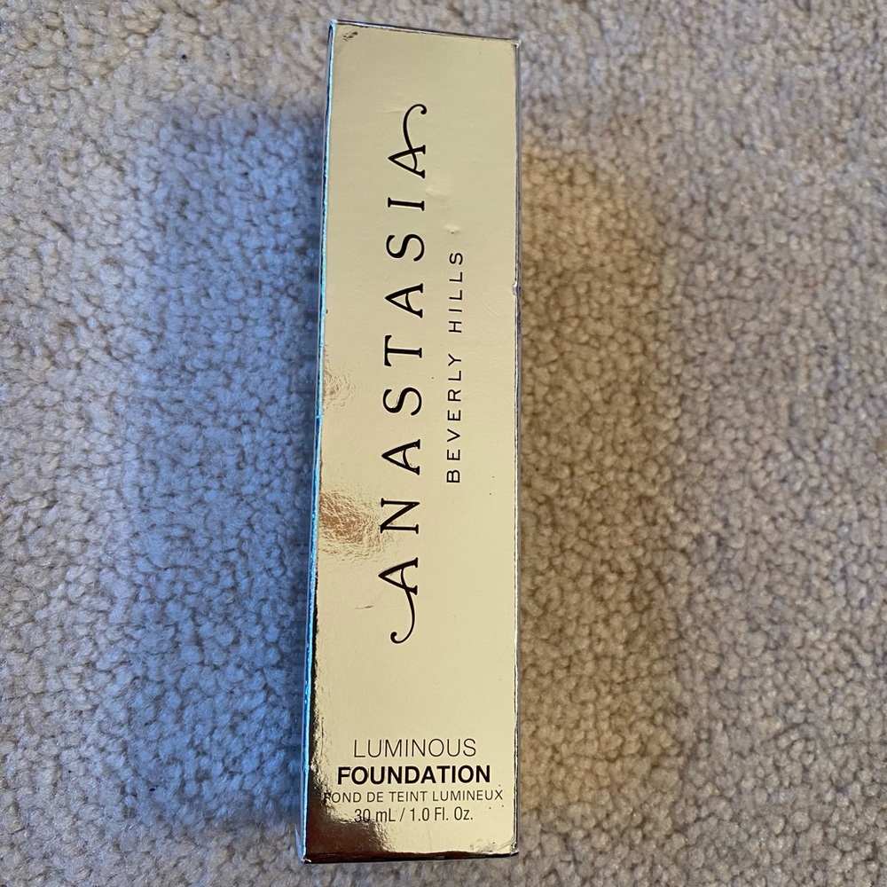 Anastasia Luminous Foundation - 250C
